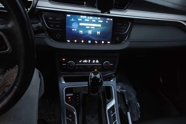 Used Geely Auto Emgrand 2018 1.5L CVT Upward Connect Edition Audio And AC Panel