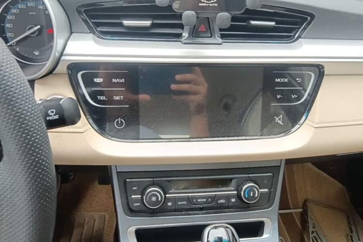 Used Geely Auto Emgrand 2018 1.5L CVT Luxury Model Audio And AC Panel