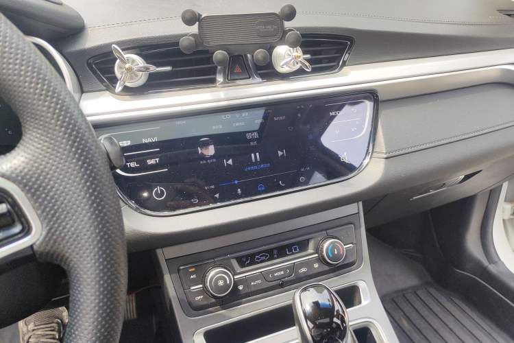 Used Geely Auto Emgrand 2018 1.5L CVT Upward Connect Edition Audio And AC Panel