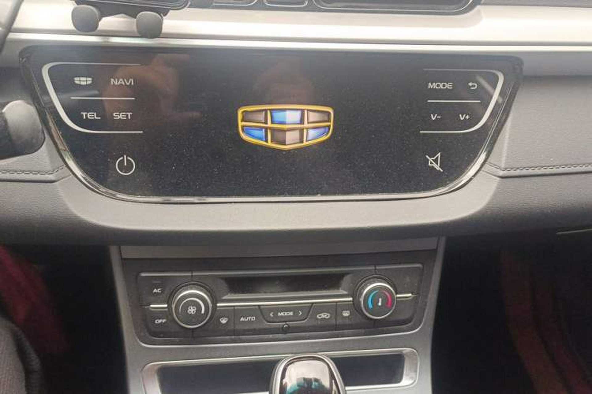 Used Geely Auto Emgrand 2018 1.5L CVT Upward Connect Edition Audio And AC Panel
