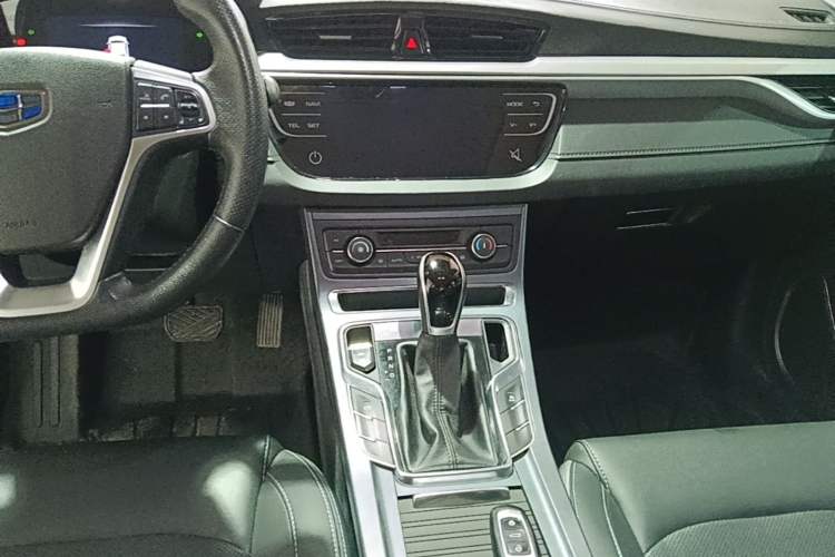 Used Geely Auto Emgrand 2018 1.5L CVT Upward Connect Edition Audio And AC Panel