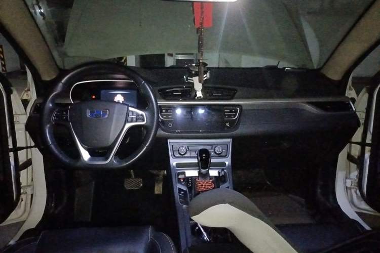 Used Geely Auto Emgrand 2018 1.5L CVT Upward Connect Edition Center Console
