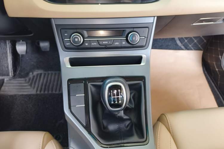 Used Geely Auto Emgrand 2018 1.5L Manual Luxury Model Gear Lever
