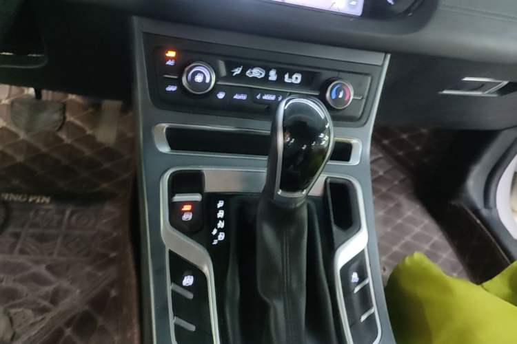 Used Geely Auto Emgrand 2018 1.5L CVT Upward Connect Edition Gear Lever