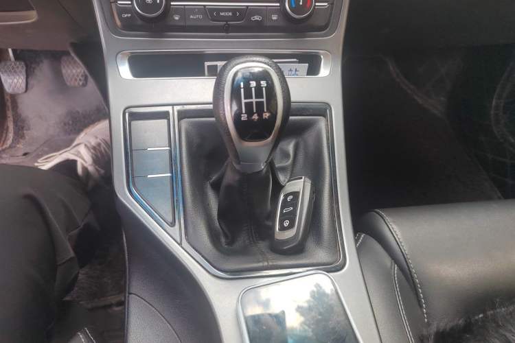 Used Geely Auto Emgrand 2018 1.5L Manual Upward Connect Edition Gear Lever