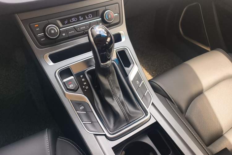 Used Geely Auto Emgrand 2018 1.5L CVT Upward Connect Edition Gear Lever