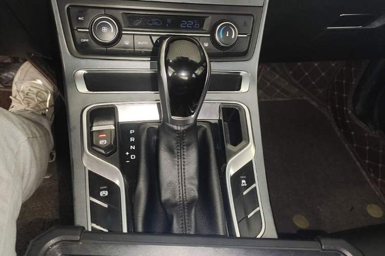 Used Geely Auto Emgrand 2018 1.5L CVT Upward Connect Edition Gear Lever