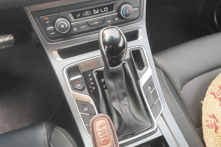 Used Geely Auto Emgrand 2018 1.5L CVT Upward Connect Edition Gear Lever