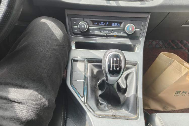 Used Geely Auto Emgrand 2018 1.5L Manual Upward Connect Edition Gear Lever