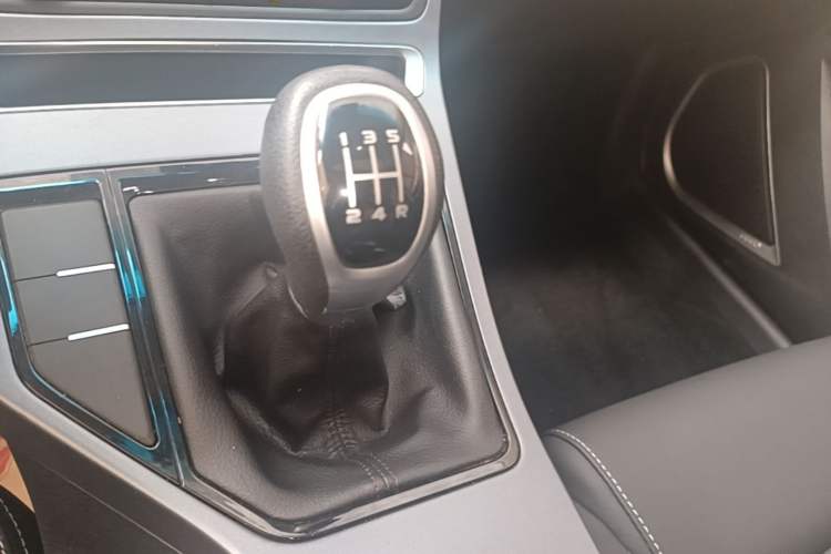 Used Geely Auto Emgrand 2018 1.5L Manual Upward Connect Edition Gear Lever