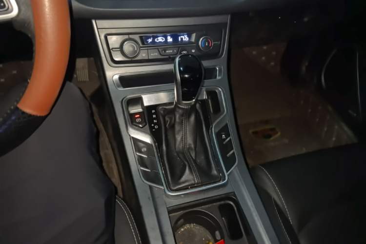 Used Geely Auto Emgrand 2018 1.5L CVT Upward Connect Edition Gear Lever