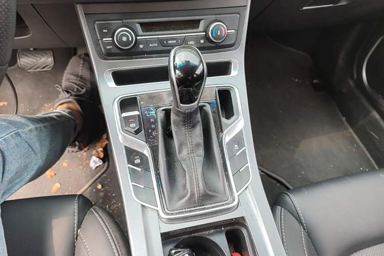 Used Geely Auto Emgrand 2018 1.5L CVT Upward Connect Edition Gear Lever