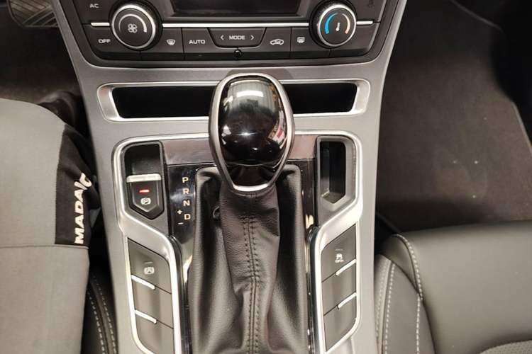 Used Geely Auto Emgrand 2018 1.5L CVT Upward Connect Edition Gear Lever