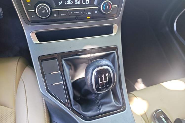 Used Geely Auto Emgrand 2018 1.5L Manual Luxury Model Gear Lever