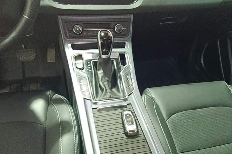 Used Geely Auto Emgrand 2018 1.5L CVT Upward Connect Edition Gear Lever