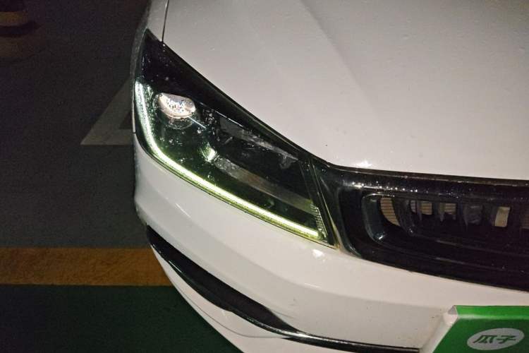Used Geely Auto Emgrand 2018 1.5L CVT Upward Connect Edition Right Front Headlight