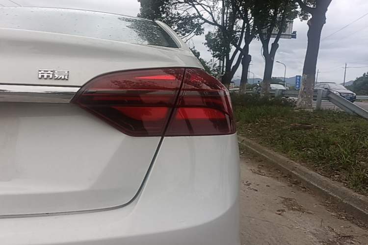 Used Geely Auto Emgrand 2018 1.5L CVT Upward Connect Edition Right Rear Taillight