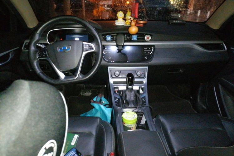 Used Geely Auto Emgrand 2018 1.5L CVT Upward Connect Edition Center Console