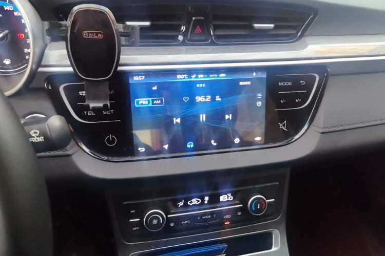 Used Geely Auto Emgrand 2019 Leading Edition 1.5L Manual Luxury Model China VI Standard Audio And AC Panel