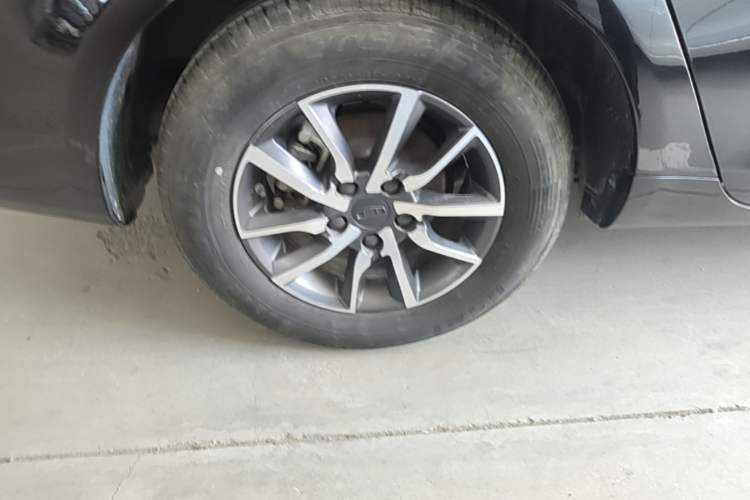 Used Geely Auto Emgrand 2019 Leading Edition 1.5L Manual Luxury Model China VI Standard Exterior 5