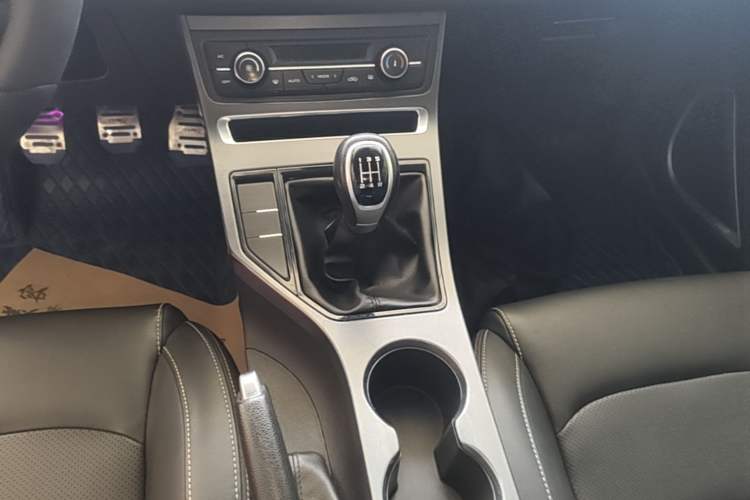 Used Geely Auto Emgrand 2019 Leading Edition 1.5L Manual Luxury Model China VI Standard Gear Lever