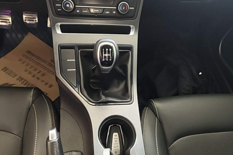 Used Geely Auto Emgrand 2019 Leading Edition 1.5L Manual Luxury Model China VI Standard Gear Lever