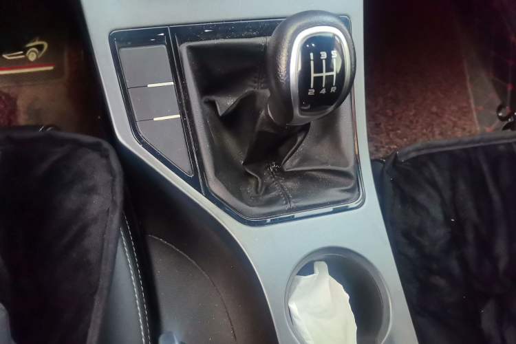 Used Geely Auto Emgrand 2019 Leading Edition 1.5L Manual Luxury Model China VI Standard Gear Lever