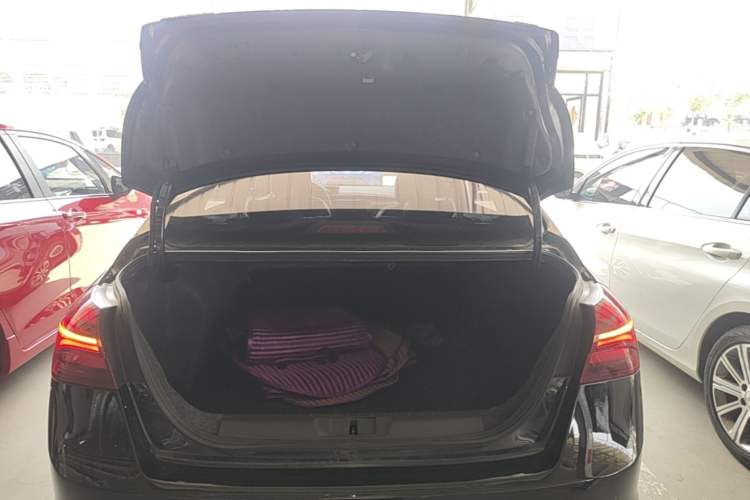 Used Geely Auto Emgrand 2019 Leading Edition 1.5L Manual Luxury Model China VI Standard Trunk