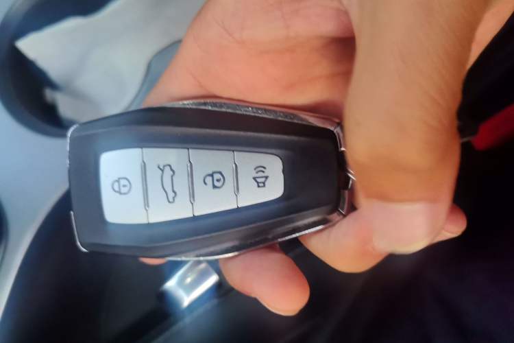 Used Geely Auto Emgrand 2019 Leading Edition 1.5L Manual Luxury Model China VI Standard Vehicle Key