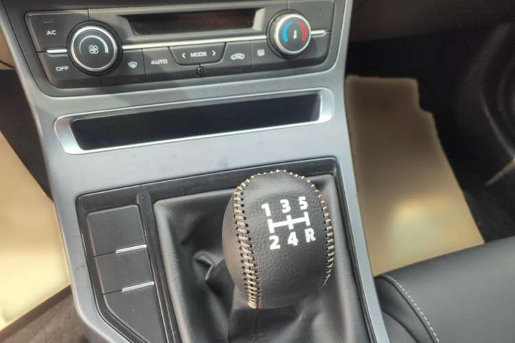 Used Geely Auto Emgrand 2019 Leading Edition 1.5L Manual Luxury Model China VI Standard Gear Lever