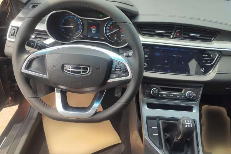 Used Geely Auto Emgrand 2019 Leading Edition 1.5L Manual Luxury Model China VI Standard Interior 2