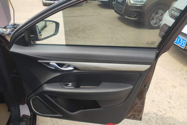 Used Geely Auto Emgrand 2019 Leading Edition 1.5L Manual Luxury Model China VI Standard Interior 5