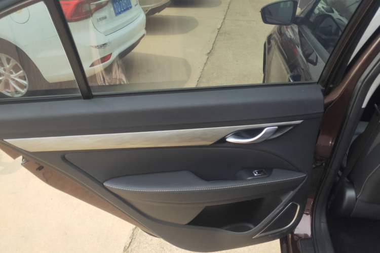 Used Geely Auto Emgrand 2019 Leading Edition 1.5L Manual Luxury Model China VI Standard Interior 8