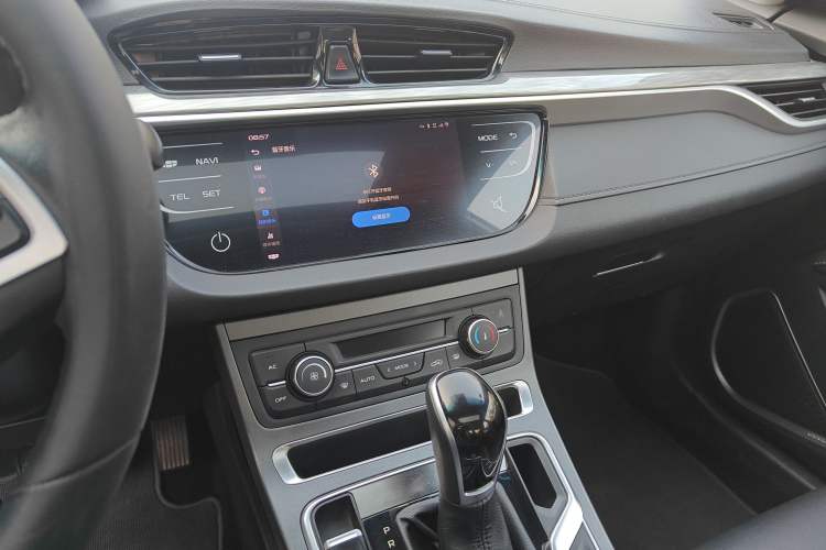 Used Geely Auto Emgrand 2019 Leading Edition 1.5L CVT Upward-Connected Model China VI Standard Audio And AC Panel