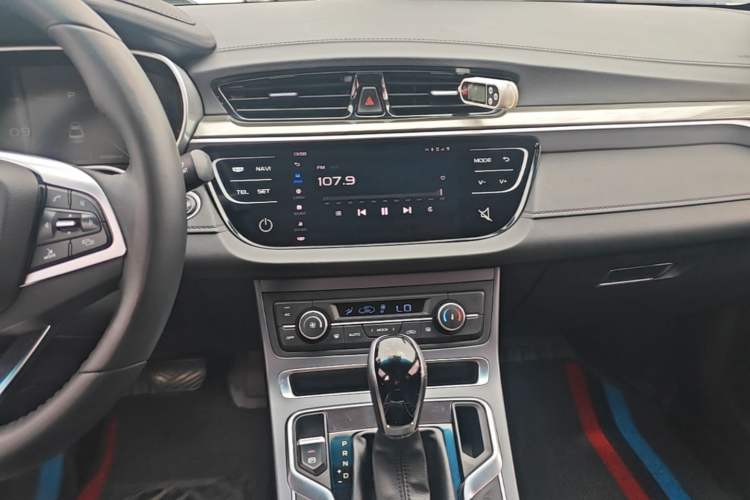 Used Geely Auto Emgrand 2019 Leading Edition 1.5L CVT Upward-Connected Model China VI Standard Audio And AC Panel