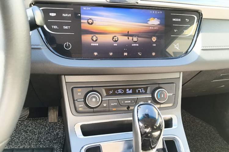 Used Geely Auto Emgrand 2019 Leading Edition 1.5L CVT Upward-Connected Model China VI Standard Audio And AC Panel