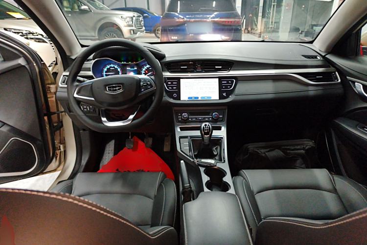 Used Geely Auto Emgrand 2019 Leading Edition 1.5L Manual Luxury Model China VI Standard Center Console