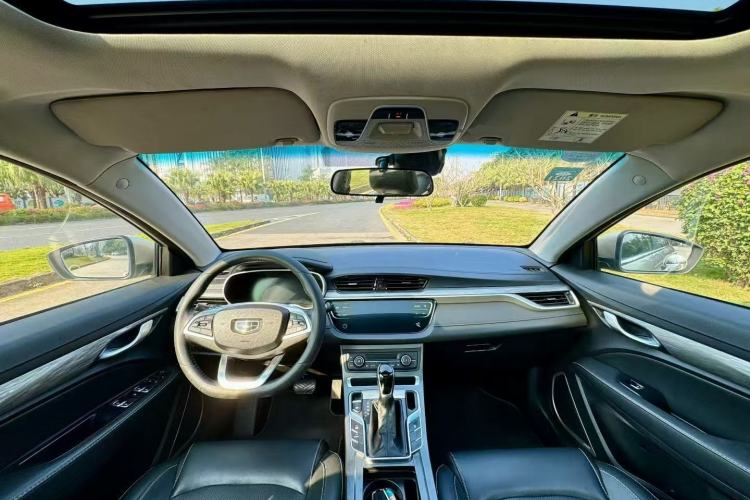 Used Geely Auto Emgrand 2019 Leading Edition 1.5L CVT Upward-Connected Model China VI Standard Center Console