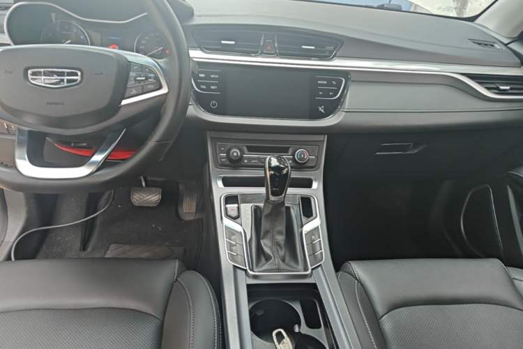 Used Geely Auto Emgrand 2019 Leading Edition 1.5L CVT Luxury Model China VI Standard Center Console