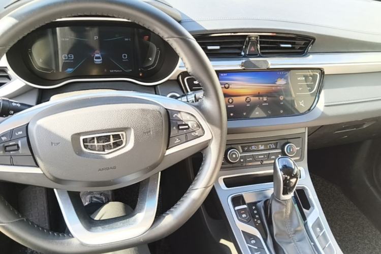 Used Geely Auto Emgrand 2019 Leading Edition 1.5L CVT Upward-Connected Model China VI Standard Center Console
