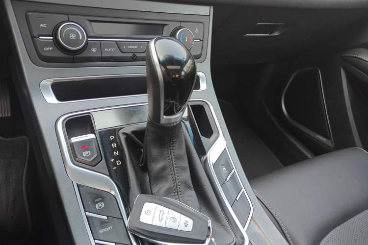 Used Geely Auto Emgrand 2019 Leading Edition 1.5L CVT Upward-Connected Model China VI Standard Gear Lever
