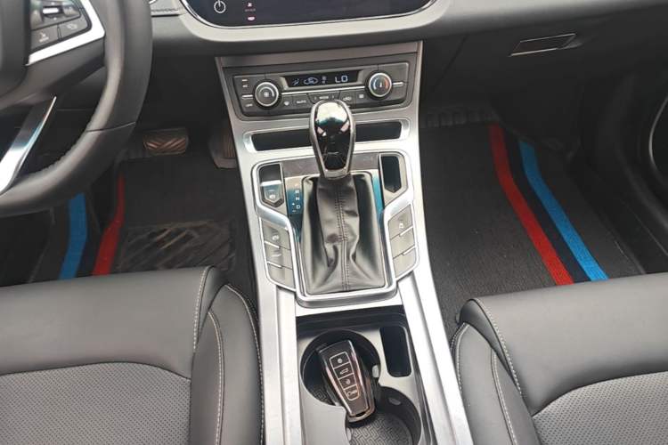 Used Geely Auto Emgrand 2019 Leading Edition 1.5L CVT Upward-Connected Model China VI Standard Gear Lever