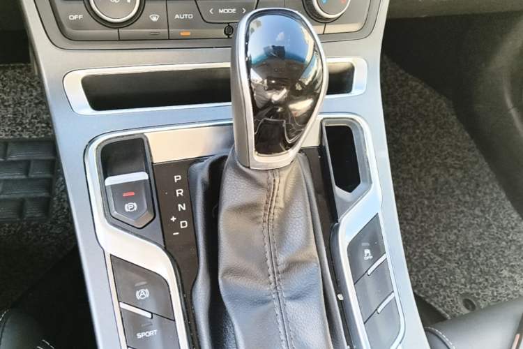 Used Geely Auto Emgrand 2019 Leading Edition 1.5L CVT Upward-Connected Model China VI Standard Gear Lever