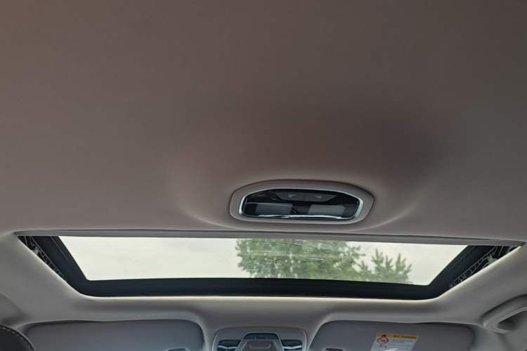 Used Geely Auto Emgrand 2019 Leading Edition 1.5L CVT Upward-Connected Model China VI Standard Headliner