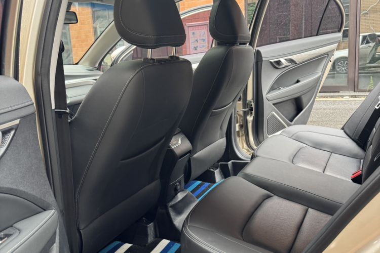Used Geely Auto Emgrand 2019 Leading Edition 1.5L CVT Prestige Model China VI Standard Interior 2