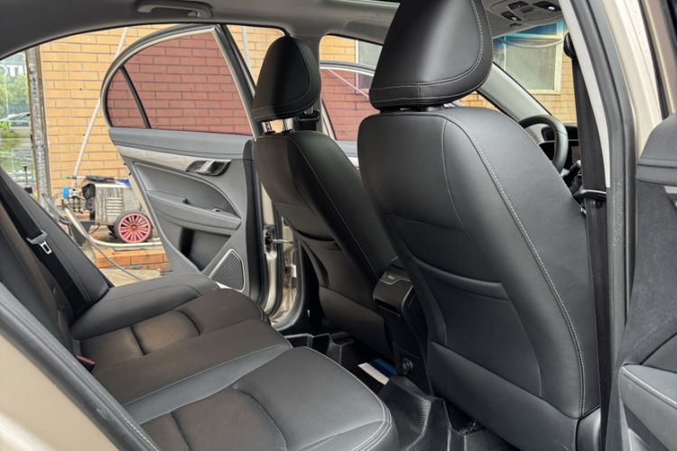 Used Geely Auto Emgrand 2019 Leading Edition 1.5L CVT Prestige Model China VI Standard Interior 3