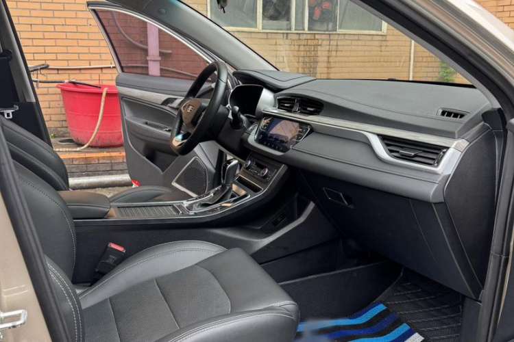 Used Geely Auto Emgrand 2019 Leading Edition 1.5L CVT Prestige Model China VI Standard Interior 4