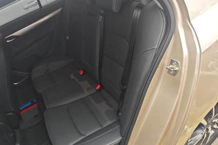 Used Geely Auto Emgrand 2019 Leading Edition 1.5L CVT Upward-Connected Model China VI Standard Left Rear Seat