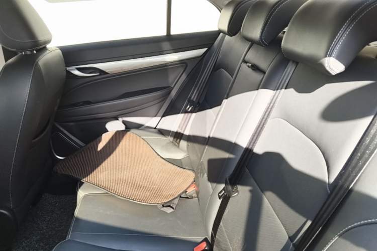 Used Geely Auto Emgrand 2019 Leading Edition 1.5L CVT Upward-Connected Model China VI Standard Left Rear Seat