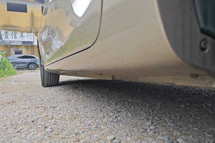 Used Geely Auto Emgrand 2019 Leading Edition 1.5L CVT Upward-Connected Model China VI Standard Left Side Sill